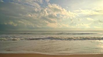 belle et vide plage mer au lever ou au coucher du soleil video