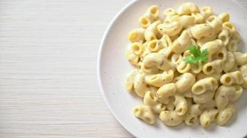 macaroni et fromage aux herbes dans un bol video