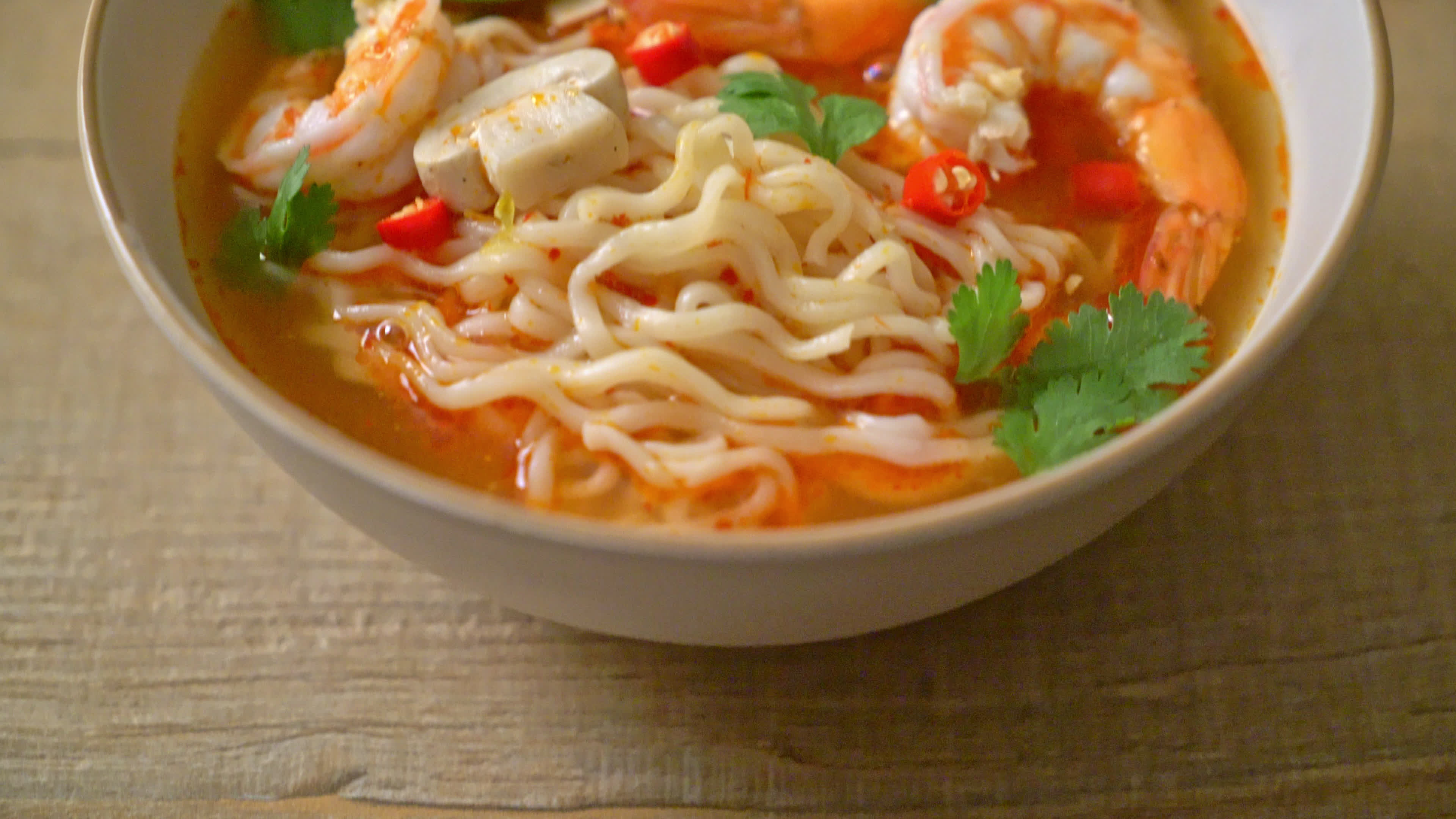 Instant-Nudeln Ramen in scharfer Suppe mit Garnelen oder Tom Yum Kung ...