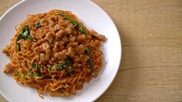 macarrão instantâneo frito com manjericão tailandês e carne de porco picada - comida asiática video