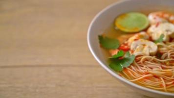 nouilles avec soupe épicée et crevettes dans un bol blanc ou tom yum kung - cuisine asiatique video