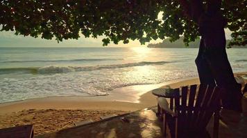 chaise en bois vide avec fond de mer de plage video