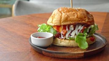 hamburger di manzo con formaggio e salsa su piatto di legno video