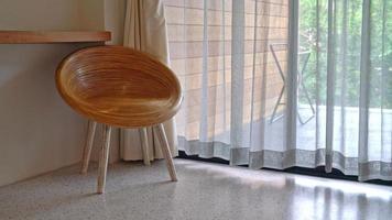 bela decoração de cadeira de madeira no canto de uma sala