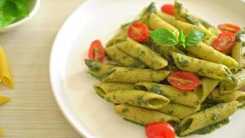 penne pasta with pesto sauce and tomatoes - vegan and vegetarian food style video