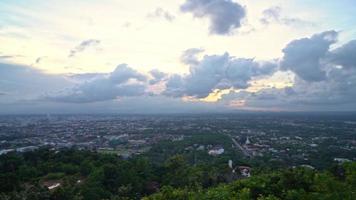 El horizonte de la ciudad de Hat Yai con cielo crepuscular en Songkhla en Tailandia