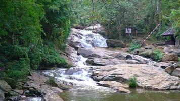 bela cachoeira mae sa em chiang mai, tailândia video