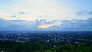 El horizonte de la ciudad de Hat Yai con cielo crepuscular en Songkhla en Tailandia video