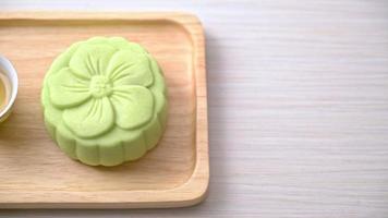 gâteau de lune chinois durian et saveur de jaune d'oeuf avec thé sur plaque de bois video