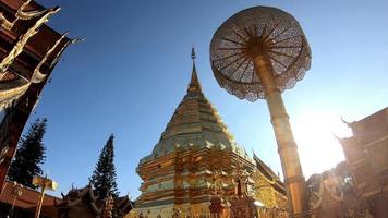 monte dourado no templo em wat phra that doi suthep em chiang mai, tailândia.