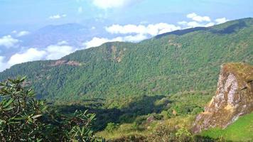 bela camada de montanha com nuvens e céu azul na trilha natural de kew mae pan em chiang mai, tailândia video