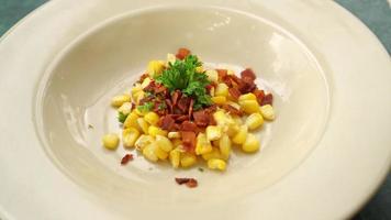 soupe de maïs au bacon croustillant sur assiette video