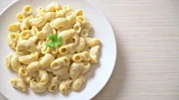 macaroni and cheese with herbs in bowl video