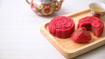 gâteau de lune chinois saveur de haricot rouge aux fraises sur plaque de bois video