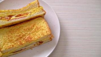 Sándwich de tostadas francesas caseras jamón tocino queso con huevo video