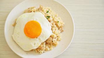 arroz frito com carne de porco e ovo frito em estilo japonês - estilo de comida asiática video