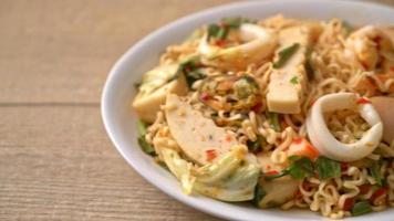 salada picante de macarrão instantâneo com carnes mistas - estilo de comida asiática video