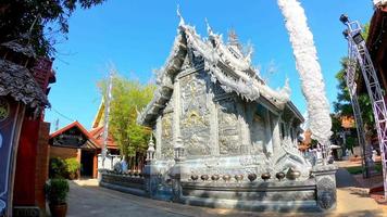 belle architecture au wat sri suphan ou temple d'argent à chiang mai, thaïlande video