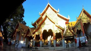 chiang mai, tailandia - 8 de diciembre de 2020 - monte dorado en el templo de wat phra that doi suthep en chiang mai, tailandia video
