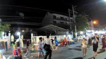 chiang mai, tailandia - 6 de diciembre de 2016 - turistas caminando y eligiendo comida en el mercado nocturno en chiang mai, tailandia video