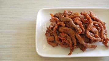 carne di maiale essiccata al sole su piatto bianco - stile asiatico dell'alimento video