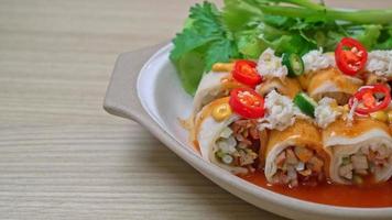 rollo de primavera fresco con cangrejo y salsa y vagetable - estilo de comida saludable video