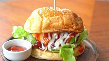 hambúrguer de carne com queijo e molho em prato de madeira video