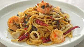 spaghettis épicés aux fruits de mer - spaghettis sautés aux crevettes, calamars et piment