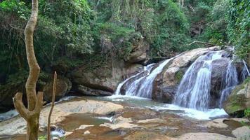 hermosa cascada mae sa en chiang mai, tailandia video