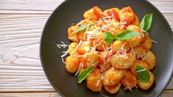 gnocchi al sugo di pomodoro con formaggio video