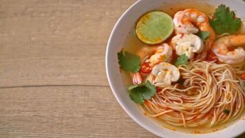 macarrão com sopa picante e camarões em tigela branca ou tom yum kung - estilo de comida asiática video
