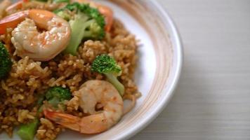 arroz frito con brócoli y gambas - estilo de comida casera video