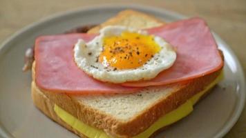 zelfgebakken brood geroosterde kaas belegde ham en gebakken ei met varkensworst als ontbijt video