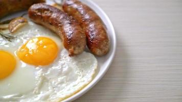 Doble huevo frito casero con salchicha de cerdo frita - para el desayuno