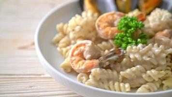 spiraalvormige pasta-champignonroomsaus met zeevruchten - italiaanse eetstijl video