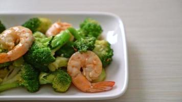 broccoli saltati in padella con gamberi - stile casalingo video