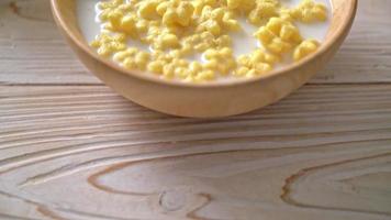 cereali integrali con latte fresco a colazione video