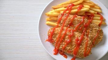 Filete de pechuga de pollo frito con papas fritas y salsa de tomate video