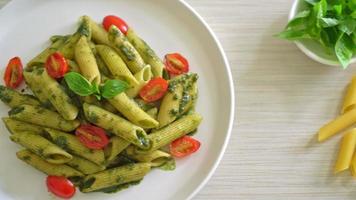 pasta penne con salsa pesto y tomates - estilo de comida vegana y vegetariana video