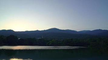 lac ang kaew à l'université de chiang mai avec montagne boisée et ciel crépusculaire video