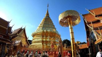 chiang mai, tailandia - 8 de diciembre de 2020 - monte dorado en el templo de wat phra that doi suthep en chiang mai, tailandia. video