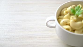 macarrones con queso con hierbas en un tazón video