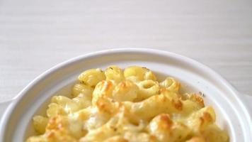 mac and cheese, macaroni pasta in cheesy sauce - American style video