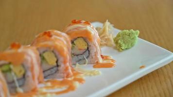 Sushi roll de salmão com molho por cima - comida japonesa