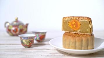 chinese moon cake durian en eigeel smaak met thee op houten plaat video