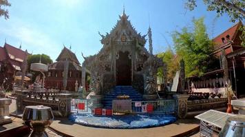 bela arquitetura em wat sri suphan ou templo de prata em chiang mai, tailândia