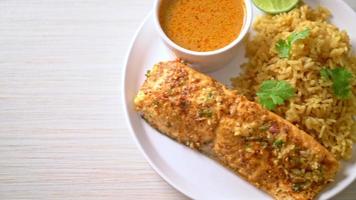 Gebratenes Lachs-Tandoori mit Masala-Reis - muslimischer Essensstil video