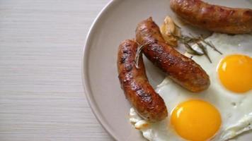 Doble huevo frito casero con salchicha de cerdo frita - para el desayuno video