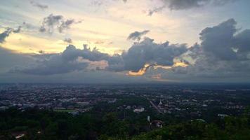 El horizonte de la ciudad de Hat Yai con cielo crepuscular en Songkhla en Tailandia video