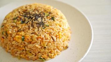 arroz frito con huevo al estilo coreano - estilo de comida asiática video